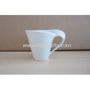 Özelleştirilmiş tasarımları ile beyaz kahve kupa