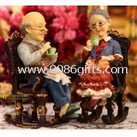 ملونة رسم أو نموذج الراتنج هدية الزفاف زوجين على كرسي هزاز