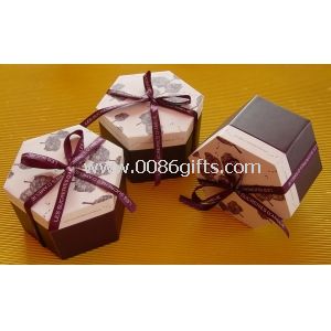 Kotak hadiah berbentuk enam dicetak pita untuk perhiasan