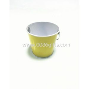سطل آب در دور زرد کوچک فلزی