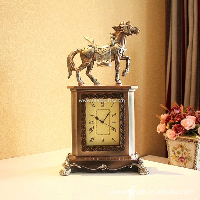 Product name manufacturer wholesale decoration fashion armor of resin horse clock
