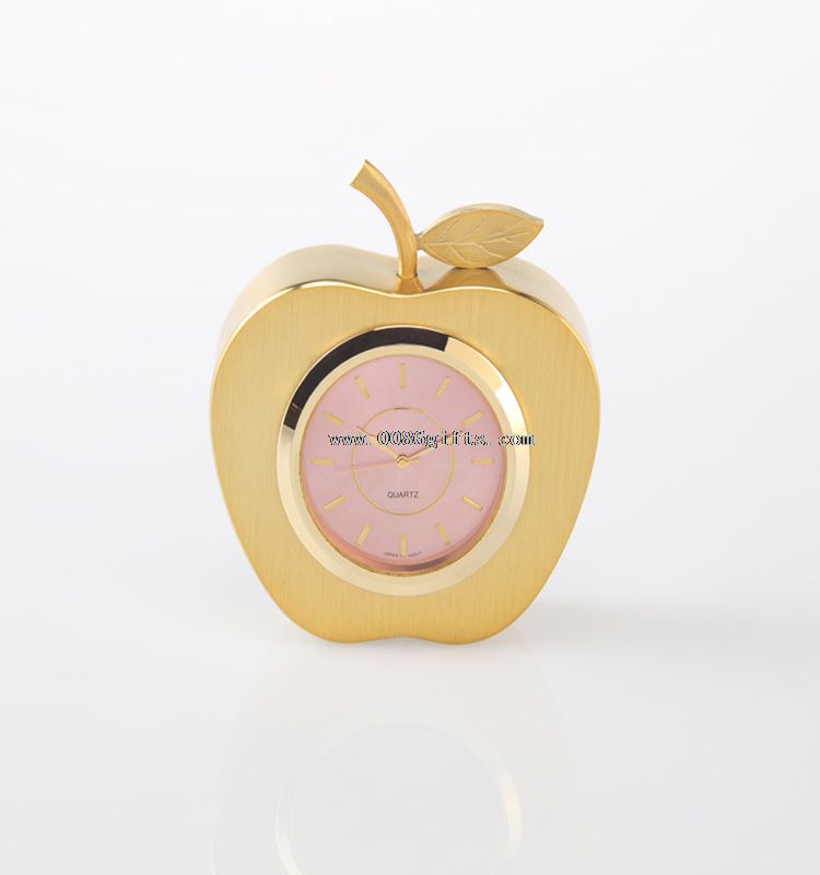 Metalowy zegar na pulpicie z apple kształt