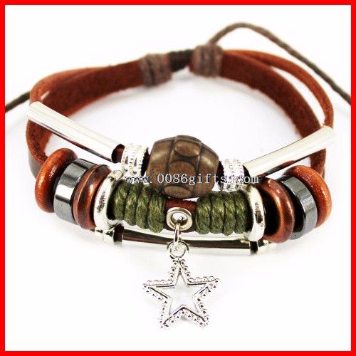 Bintang Charm Bracelet dengan kayu dan tanah liat manik-manik