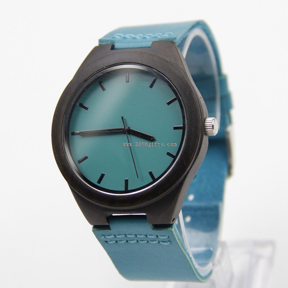 dřevěné hodinky modré barvy