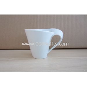 Weiße Kaffeebecher mit kundenspezifischen Designs