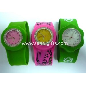 Brillantes colores árabes satin+crystal de goma silicona de deporte pulsera Slap Watch OEM