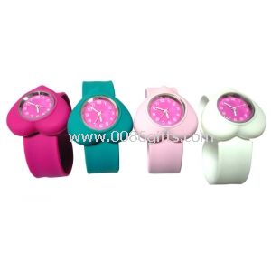 Lindo regalo de corazón de silicona de cuarzo Bussiness Slap Watch pulsera