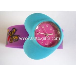 Bandas púrpura caso corazón bofetada reloj de pulsera con movimiento de cuarzo precisa para adolescentes