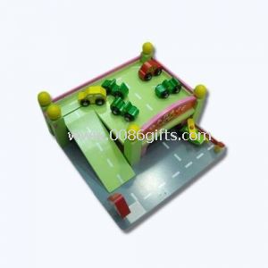 Carbarn con varios coches de juguete de madera