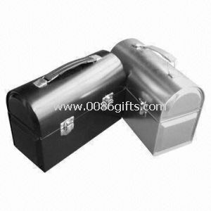 Round lunch box with handle and latch