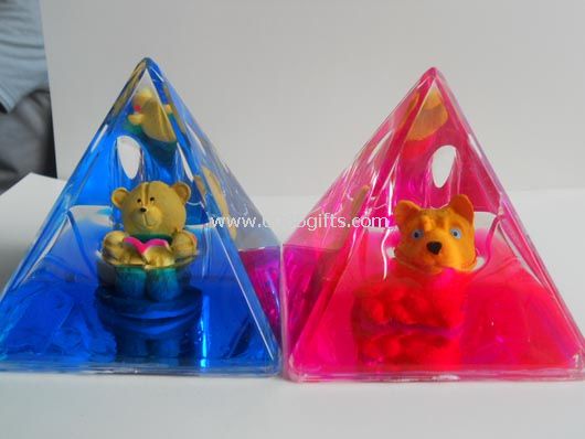 Liquid pyramid paperweight