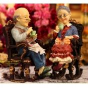 Couleur de dessin ou modèle résine cadeau de mariage un couple sur le rocking chair images