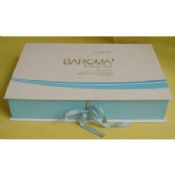 Boîte cadeau en carton avec Ribbions bleues pour l’emballage de bijoux images