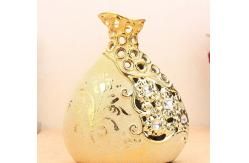 O vaso de cerâmica artesanato delicado fora hollow images