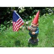 Gnomes de jardin Funny tenant le drapeau images