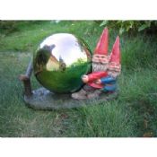 Resina linda engraçado gnomos de jardim com esfera olhando para decro images