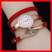 Relógio do bracelete de couro Wrap com charme de cristal images