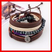 Bracelet à breloques perles en bois images