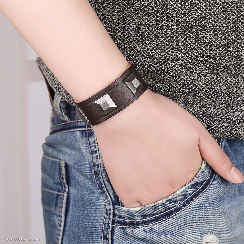 Trendy Pyramide Stud Armband