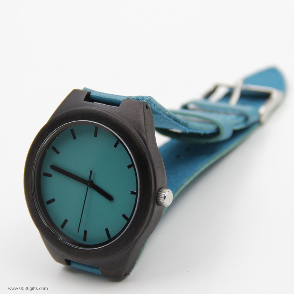 zegarek niebieski kolor drewna